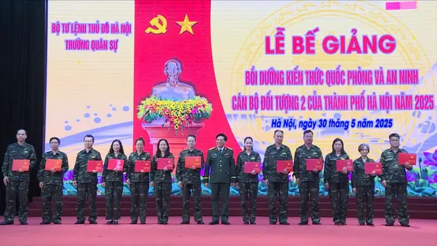 Bế giảng lớp bồi dưỡng kiến thức QP-AN đối tượng 2