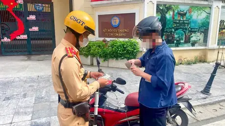Vi phạm giao thông gia tăng trên đường phố Thủ đô