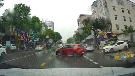 Ô tô quay đầu bất cẩn đâm ngã xe máy