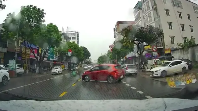 Ô tô quay đầu bất cẩn đâm ngã xe máy