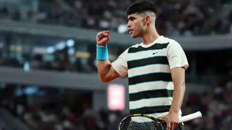 Carlos Alcaraz thẳng tiến vào tứ kết Roland Garros