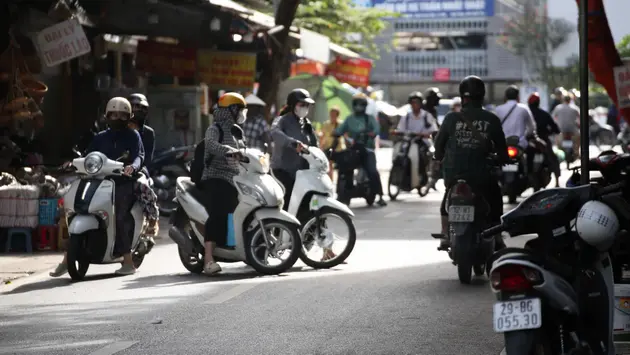 CSGT Hà Nội xử phạt hàng dài người đi ngược chiều