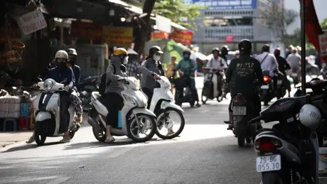 CSGT Hà Nội xử phạt hàng dài người đi ngược chiều