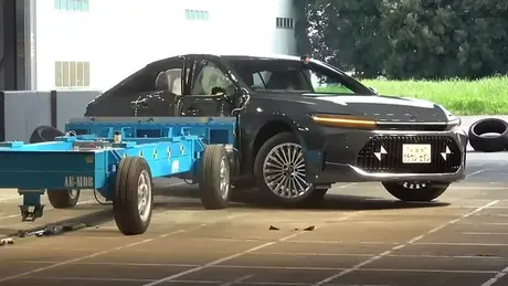 Dòng xe an toàn nhất Nhật Bản là Toyota Crown Sedan