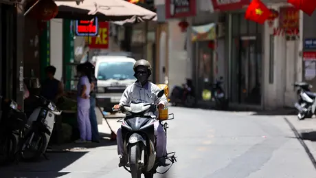 Người dân Hà Nội chật vật giữa nắng nóng
