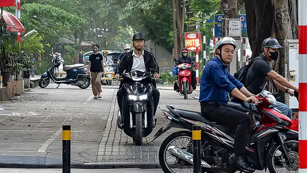 Vi phạm đi xe lên vỉa hè cần được xử lý nghiêm