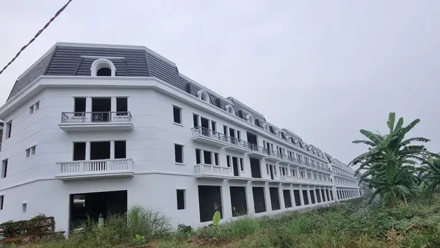 Nhà triệu đô bỏ hoang trên đại lộ Tây Thăng Long