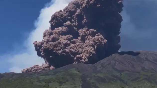 Núi lửa Etna phun trào, tạo ra cột tro bụi khổng lồ