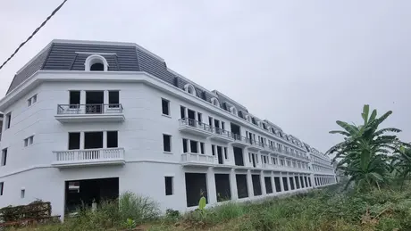 Nhà triệu đô bỏ hoang trên đại lộ Tây Thăng Long