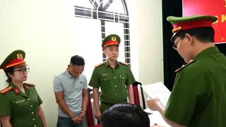 Khởi tố đối tượng buôn bán hơn 2 tấn hàng cấm