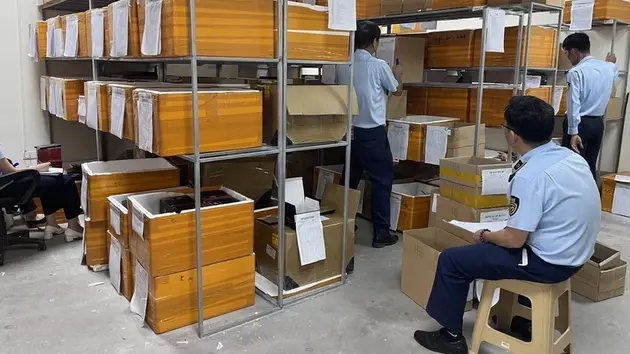 Phạt doanh nghiệp kinh doanh hơn 4.000 pin điện thoại nhập lậu