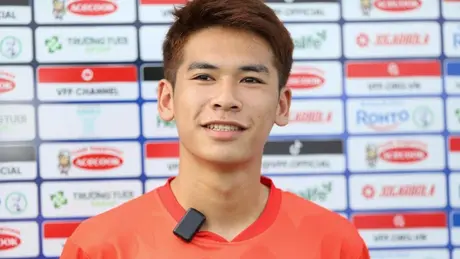 HLV Kim Sang Sik tìm ra tiền vệ chất lượng