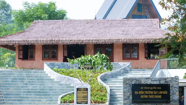 Thăm trường dạy làm báo Huỳnh Thúc Kháng