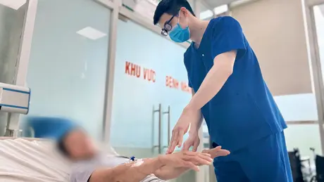 Người thợ xây nguy kịch vì làm việc dưới nắng nóng