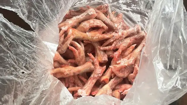 Phát hiện 700 kg chân gà, má lợn không rõ nguồn gốc