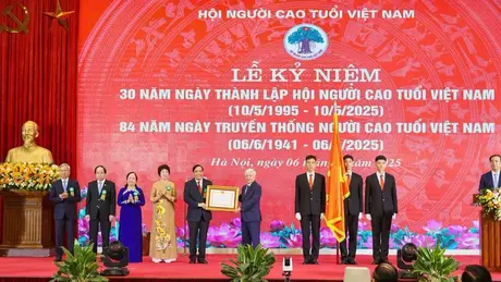 Hội Người cao tuổi Việt Nam nhận Huân chương Lao động hạng nhất