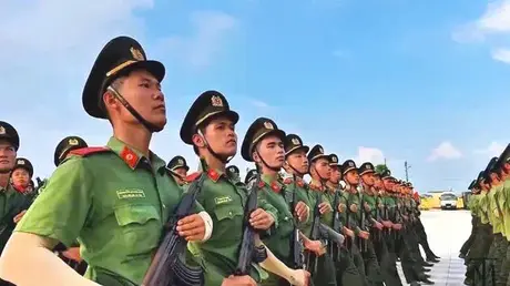 Chiến sĩ công an 'đội nắng' luyện diễu binh mừng Quốc khánh 2/9