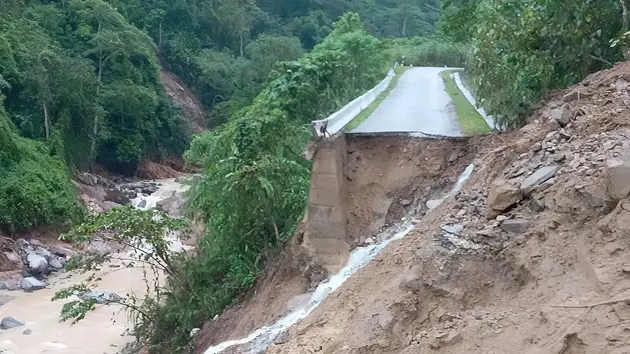 Giao thông trên Quốc lộ 16 tê liệt do mưa lũ