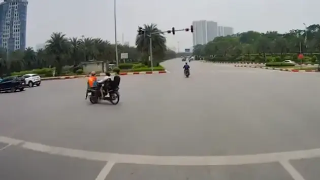 Tai nạn giữa ngã tư vì không chấp hành đèn tín hiệu