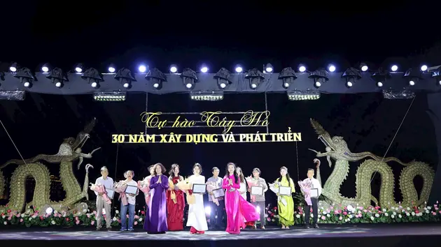 Trao giải các cuộc thi 30 năm thành lập quận Tây Hồ