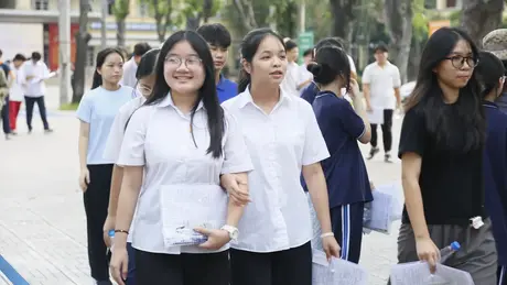 Thí sinh Hà Nội kết thúc ngày đầu kỳ thi vào 10