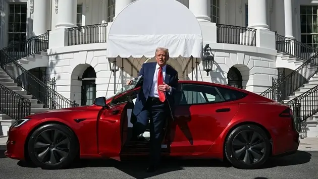 Mâu thuẫn với Elon Musk, ông Trump cân nhắc bán xe Tesla