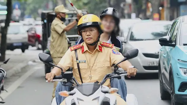 CSGT hỗ trợ nữ sinh gặp sự cố trên đường đi thi