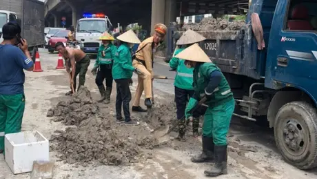 CSGT truy tìm ô tô làm rơi bùn đất ở Hà Nội