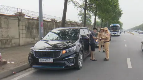 Nhiều xe dừng đỗ trái phép ở sân bay Nội Bài