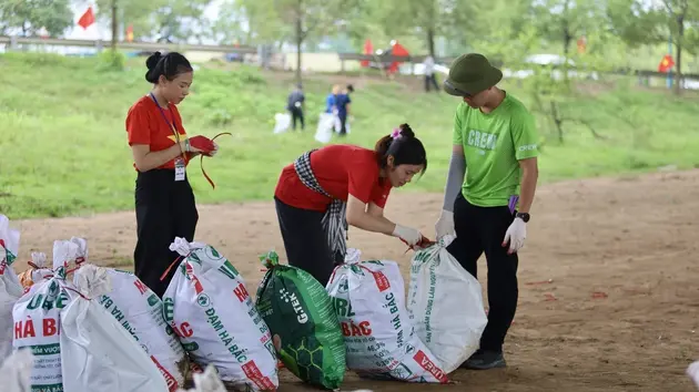 Tuổi trẻ Thủ đô ra quân nhặt rác khắp Việt Nam