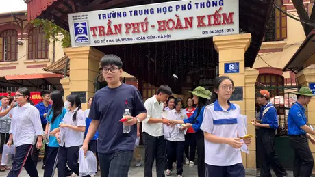 Những thí sinh đầu tiên hoàn thành môn thi cuối cùng