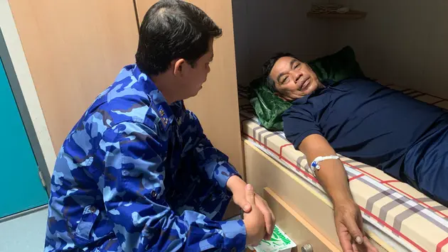 Cảnh sát biển đưa ngư dân về Trường Sa Lớn trị bệnh