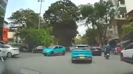 Tài xế công nghệ đi ngược chiều tại Cửa Nam