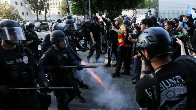 Ông Trump điều động thêm 2.000 vệ binh tới Los Angeles