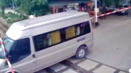 Tước GPLX tài xế xe khách vượt chắn tàu