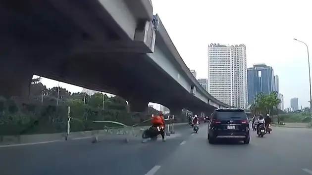 Người giao hàng gặp tai nạn vì mải xem chỉ đường