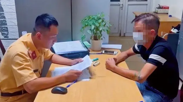 Tài xế vượt ẩu qua đường sắt bị phạt 11 triệu đồng