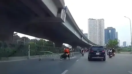 Người giao hàng gặp tai nạn vì mải xem chỉ đường