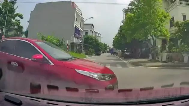 Hai xe ô tô va chạm vì qua ngã tư không giảm tốc độ