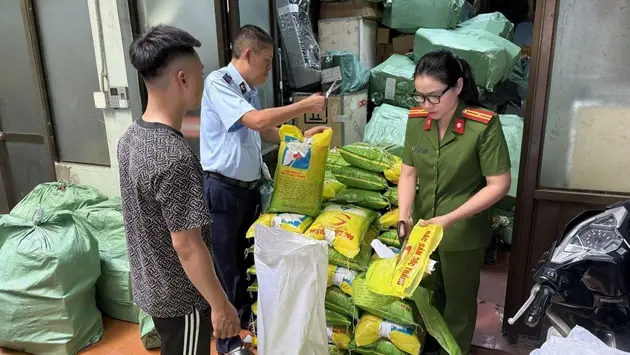 Tiêu huỷ vi phạm nhãn hiệu gạo ST25 tại Hà Nội