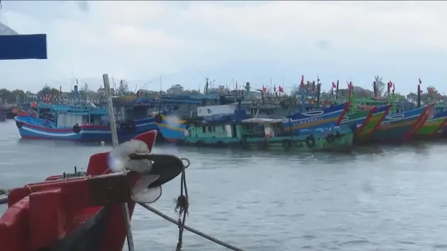 Ngư dân miền Trung khẩn trương trú tránh bão số 1