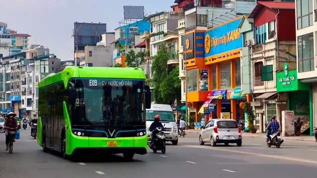 Hà Nội thúc đẩy dùng xe điện, phương tiện công cộng