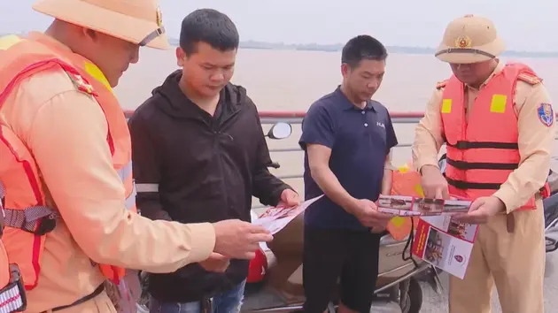 Cảnh sát đường thủy kiểm tra an toàn bến đò mùa bão