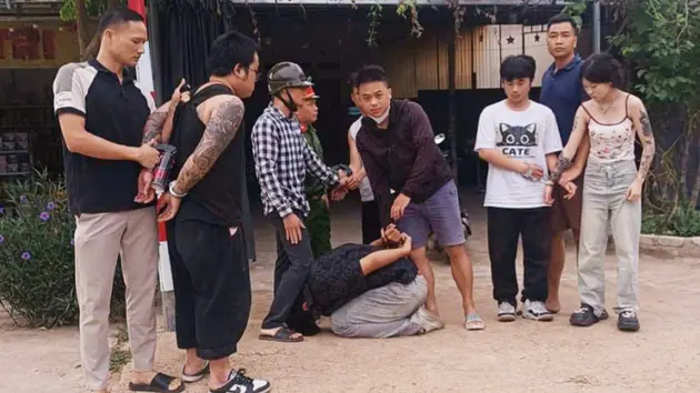 Truy bắt bốn người nước ngoài xịt hơi cay, cướp ô tô