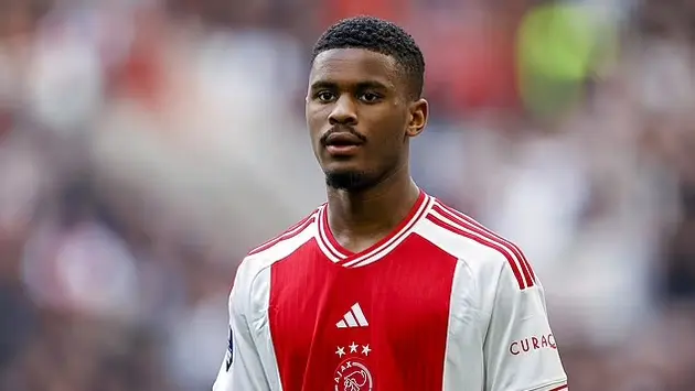 Arsenal hỏi mua hậu vệ của Ajax