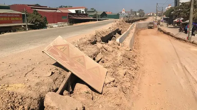 Giao thông mất an toàn ở đường đê Tả Đáy