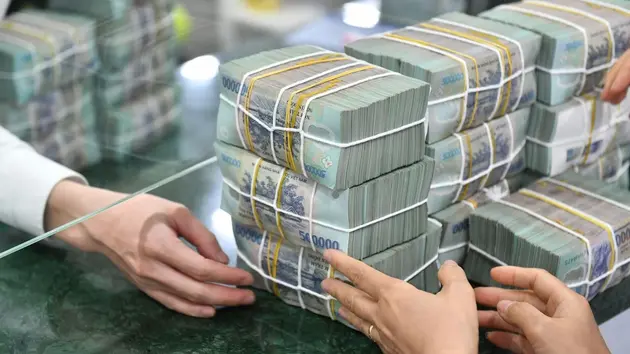 Dòng tiền tiết kiệm của cư dân đạt kỷ lục | Vấn đề kinh tế | 10/06/2025