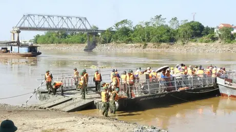 Dùng phà quân sự tạm thời thay thế cầu phao Phong Châu