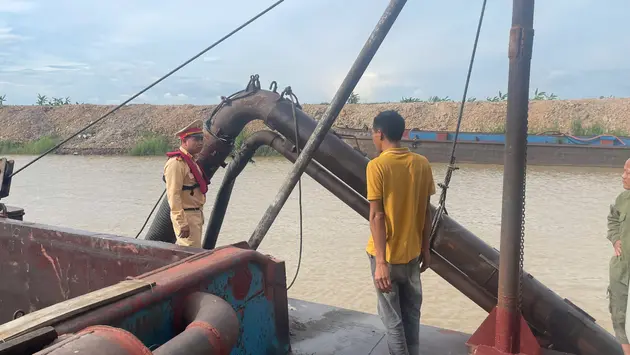 Phát hiện tàu hoán cải hút cát trái phép trên sông Hồng