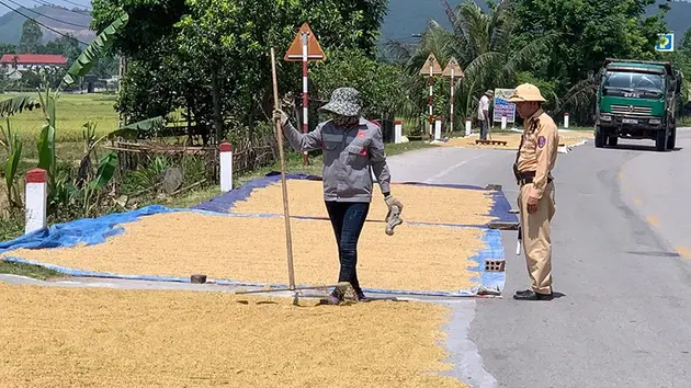 Hiểm họa từ việc phơi rơm rạ trên đường